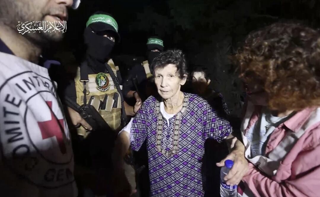 Yocheved Lifshitz, de 85 años, estrechando la mano de miembros de Hamas tras su liberación a miembros de la Cruz Roja en una ubicación no revelada. Foto: AP