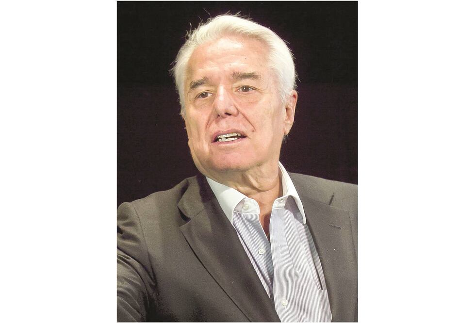 Ni Enrique Guzmán se escapó del espionaje oficial