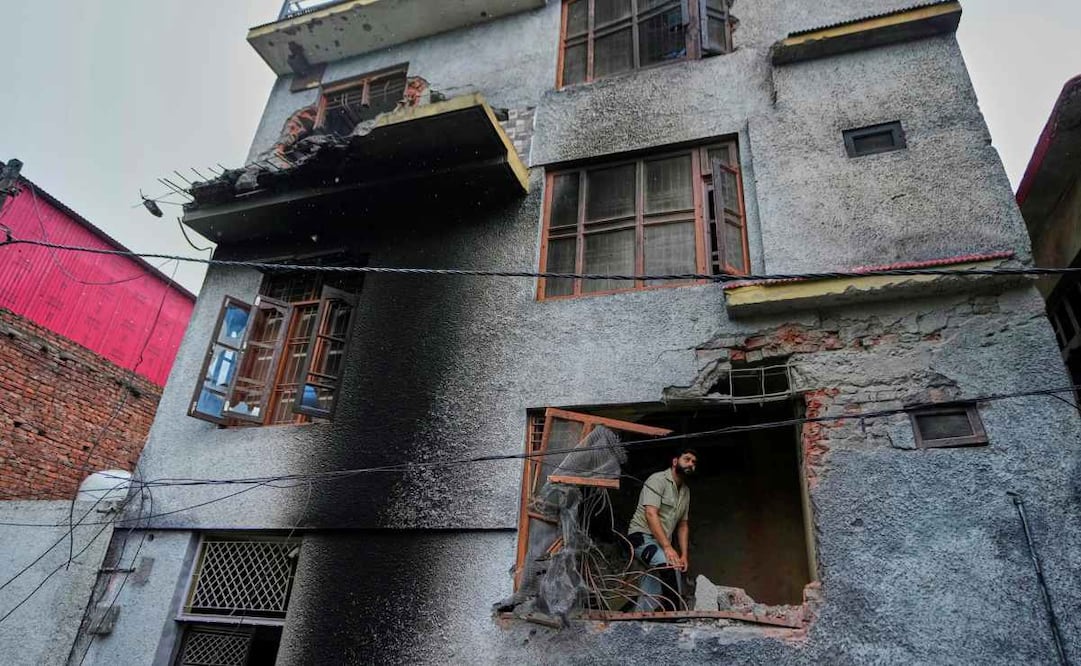 Un residente inspecciona su casa dañada por artillería lanzada por Pakistán en Poonch, en la Cachemira controlada por India, el jueves 8 de mayo de 2025. Foto: AP