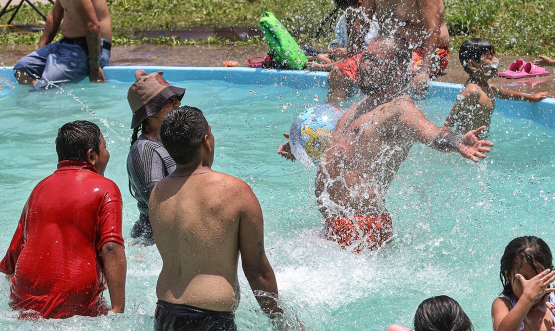 Capitalinos festejan el Sábado de Gloria en el parque acuático y ecológico Jalapa 2000 en la alcaldía Álvaro Obregón. Foto: Gabriel Pano/EL UNIVERSAL