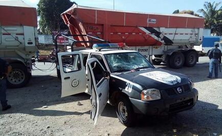 Pobladores hieren a 4 policías y destrozan patrulla en Oaxaca