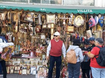 "Se acabó la pandemia pero la fe sigue intacta", destacan repunte en venta de imágenes de la Virgen de Guadalupe en la Basílica