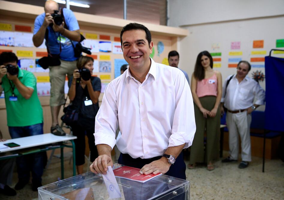 El ex primer ministro griego depositó su voto en un colegio electoral de un distrito popular de Atenas (AP)