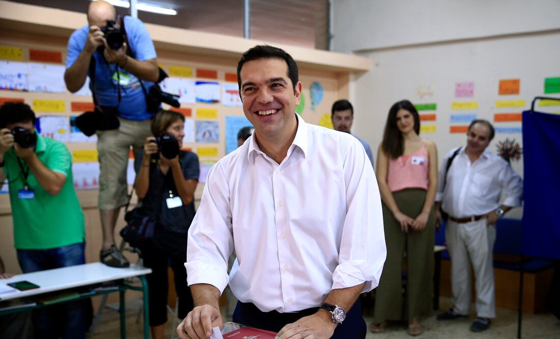 El ex primer ministro griego depositó su voto en un colegio electoral de un distrito popular de Atenas (AP)
