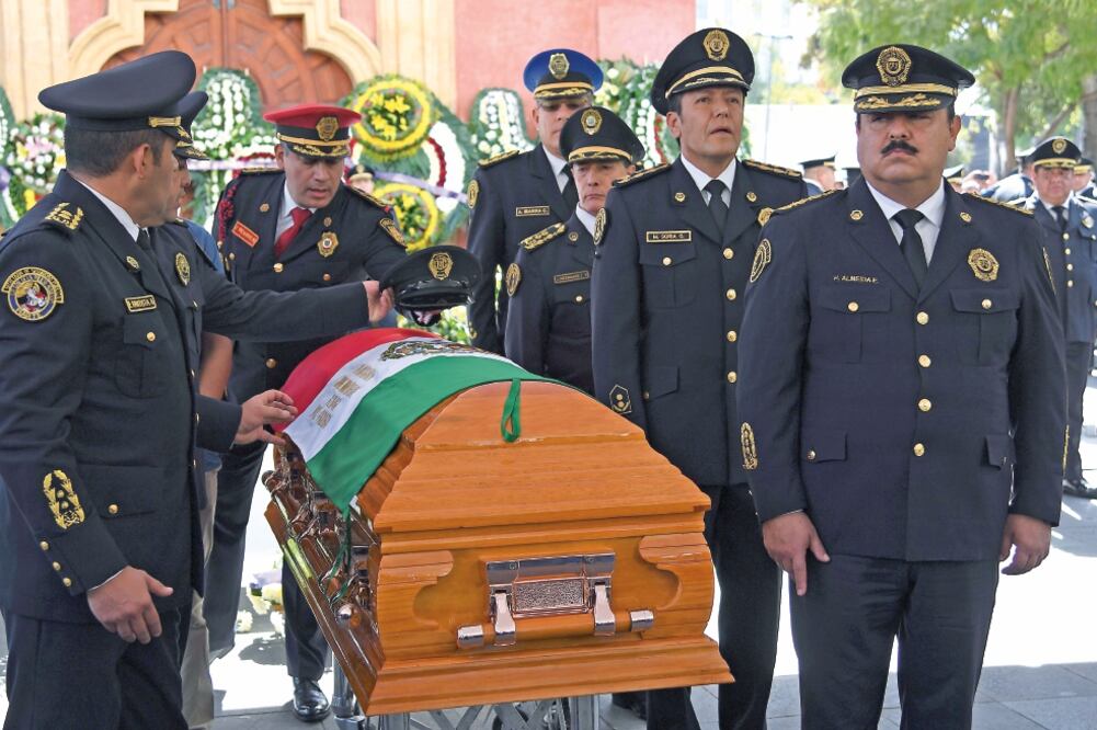 El titular de la SSP, Hiram Almeida, y subsecretarios, montaron la primera guardia alrededor del féretro en la Plaza Tlaxcoaque. Felipe Jiménez Mendoza, de 43 años de edad, acumuló 14 años en las filas de la secretaría de seguridad (SSPCDMX)