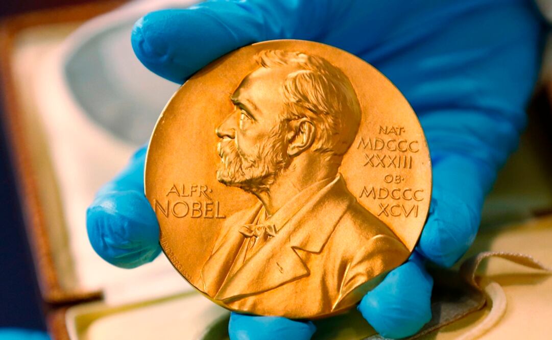 Imagen donde se muestra una medalla del Nobel de Literatura. Foto: AP/Fernando Vergara, archivo