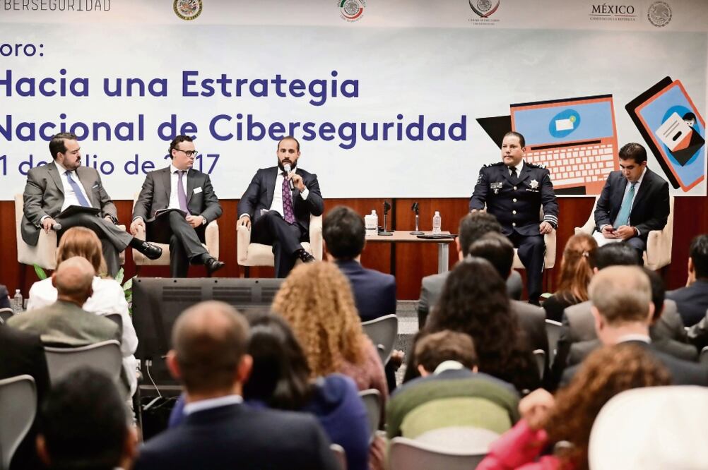 Víctor Lagunes, jefe de la Unidad de Innovación y Estrategia Tecnológica de la Oficina de la Presidencia (centro), y Manelich Castilla, comisionado de la Policía Federal (cuarto de izq. a der.), en un foro de ciberdelitos en el Senado. (IVÁN STEPHENS)