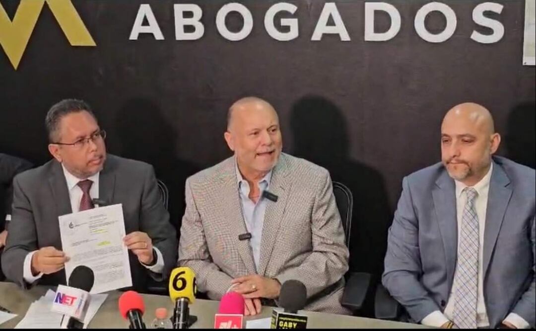 Rueda de prensa con el equipo legal del exgobernador César Duarte sobre el tema de las presas y represas que han sido destruidas por la Conagua (18/06/2025). Foto: Especial