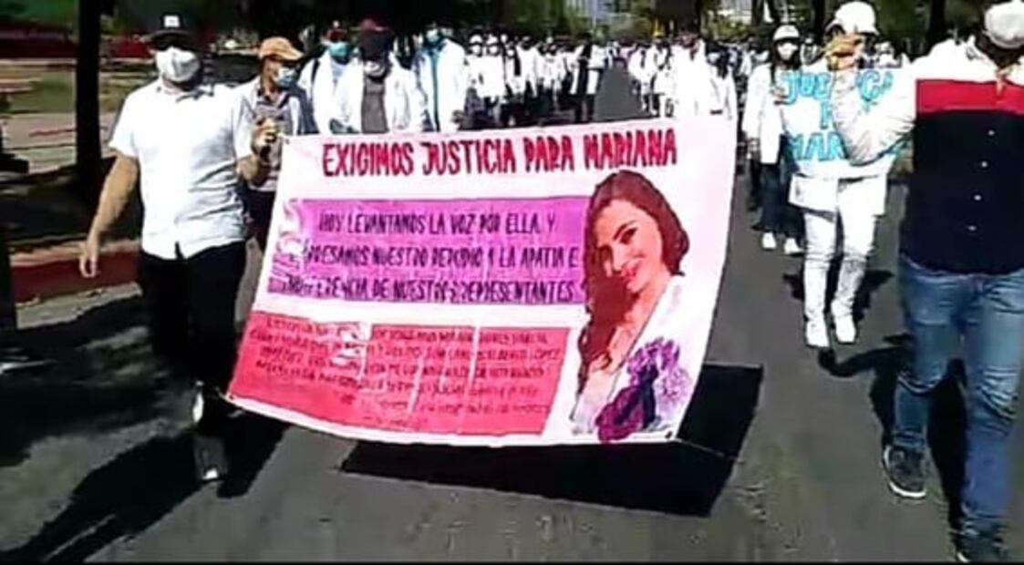 Estudiantes de Medicina en Chiapas marchan en protesta por el asesinato de Mariana