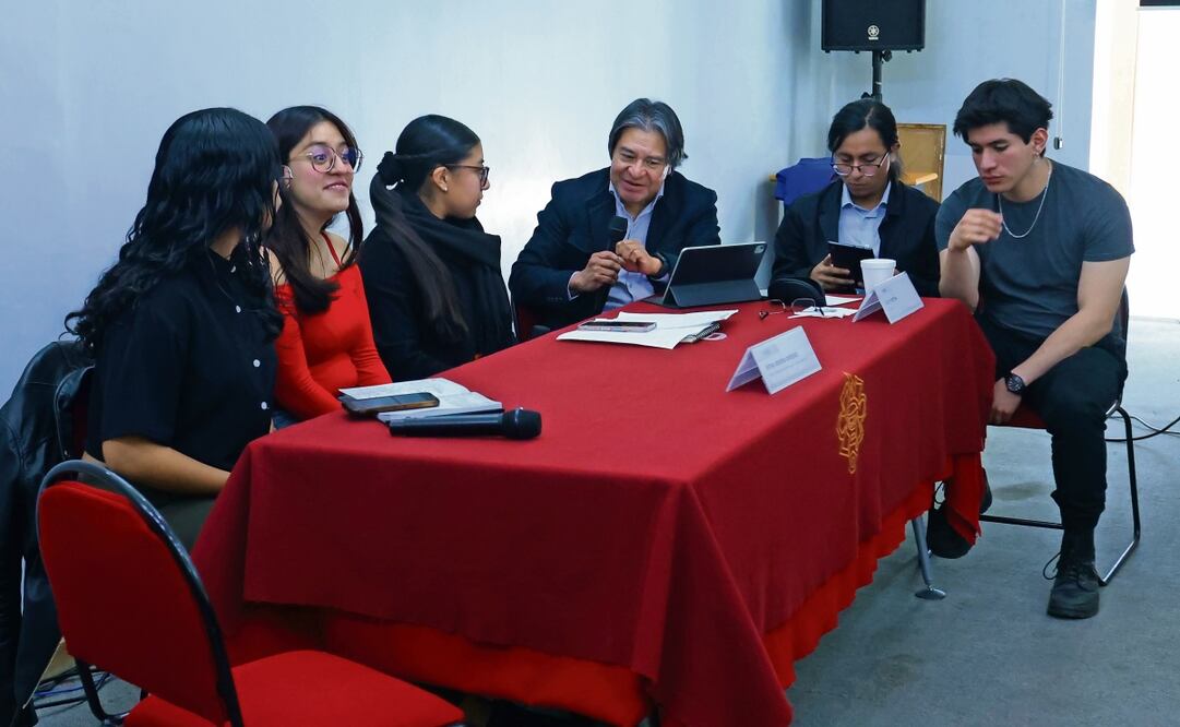 El investigador Bolfy Cottom con alumnos participantes en la Mesa de Análisis “La crisis de la educación artística en México. La visión estudiantil”. Foto: Fernanda Rojas | El Universal