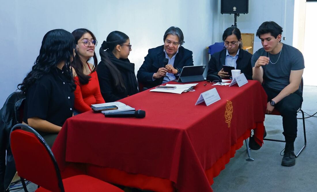 El investigador Bolfy Cottom con alumnos participantes en la Mesa de Análisis “La crisis de la educación artística en México. La visión estudiantil”. Foto: Fernanda Rojas | El Universal