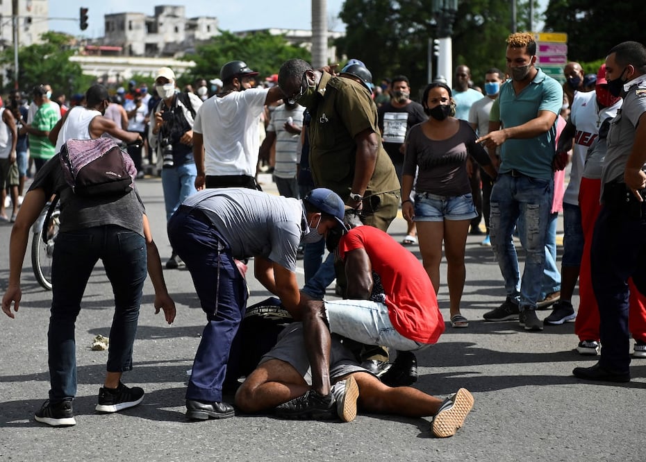 Un hombre es arrestado durante una manifestación contra el gobierno del presidente cubano Miguel Díaz-Canel en La Habana, el 11 de julio de 2021. FOTO: YAMIL LAGE. AFP