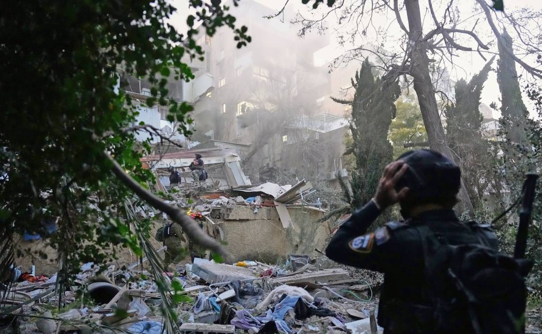 Rescatistas trabajan entre los escombros de un edificio residencial impactado por un misil iraní en Haifa. Foto: Ariel Schalit / AP