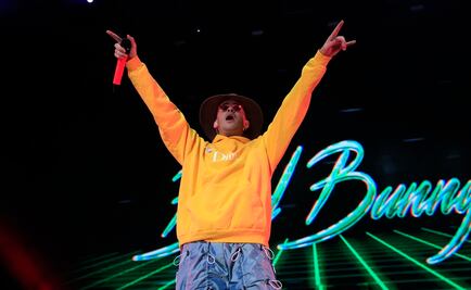 Bad Bunny se vuelve "Santa Claus" y regala juguetes a 30 mil niños