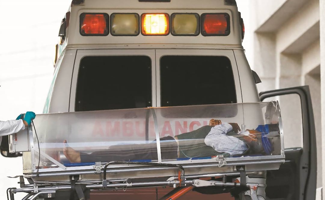 De acuerdo con datos de la AMIS, se han pagado en seguros de gastos médicos 15 mil 555 millones de pesos por el coronavirus. Foto: Rebecca Blackwell/ AP.