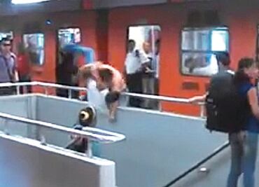 Reprueban en redes pelea de vagoneros en metro Potrero
