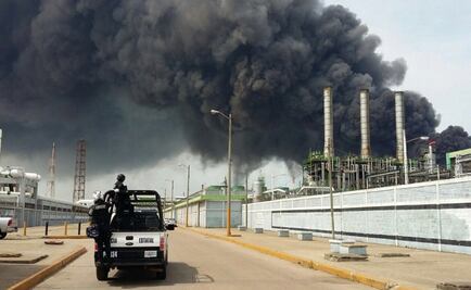 Cierran carreteras por explosión en Veracruz