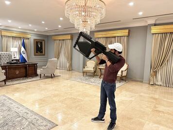 "El armamento acaba de llegar": Bukele aparece con un arma de última generación