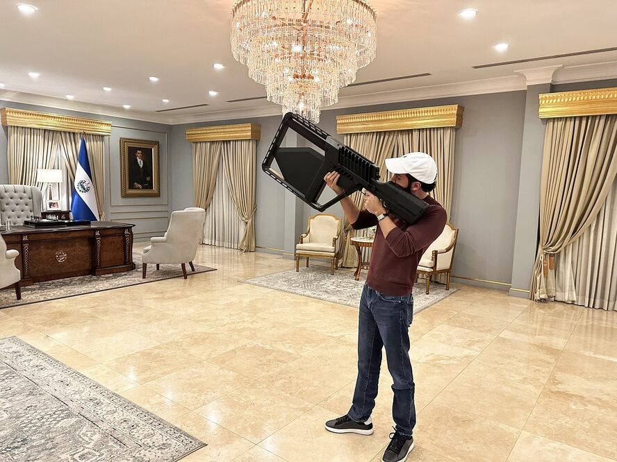 El presidente de El Salvador, Nayib Bukele, con un arma. FOTO: TWITTER