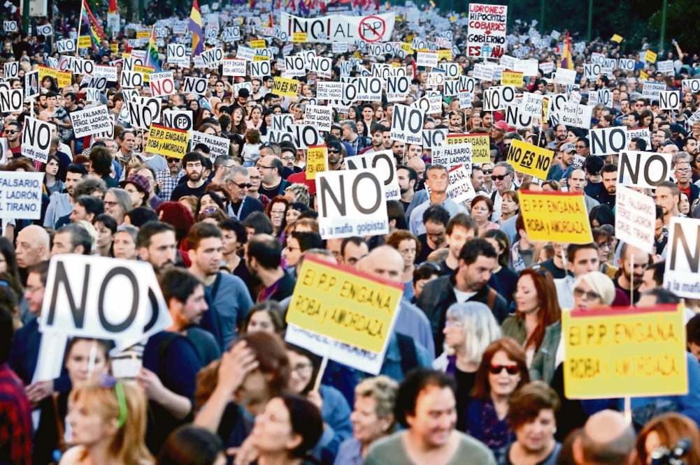 Manifestantes salieron ayer a las calles de Madrid para externar su rechazo a la investidura de Mariano Rajoy como presidente del gobierno español (PAUL HANNA. REUTERS)