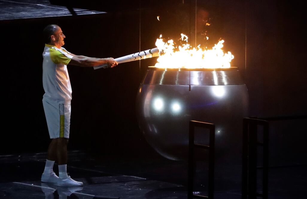 Vanderlei de Lima fue el encargado de prender el pebetero del Maracaná. Foto AP