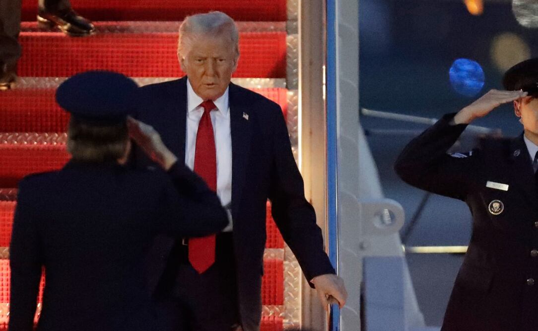 Donald Trump es recibido por la coronel de la Fuerza Aérea Ángela F. Ochoa, comandante del Ala 89 de Transporte Aéreo, a la izquierda, mientras baja las escaleras del Air Force One a su llegada a la Base Conjunta Andrews, Maryland, el domingo 30 de marzo de 2025. Foto: AP