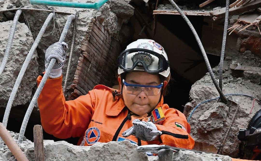 Una rescatista mexicana busca supervivientes entre los escombros de un edificio colapsado tras un terremoto en Cali, Colombia, el 12 de agosto de 2026. El 12 de agosto, el gobierno de Colombia declaró tres días de duelo por las víctimas de un terremoto que derribó edificios en el oeste del país y causó la muerte de más de 200 personas. Foto: Raul ARBOLEDA / AFP