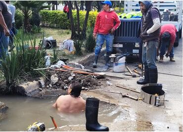 Trabajadores se echan “chapuzón” para reparar mega fuga de agua potable