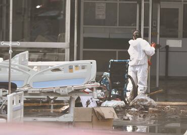 Personas pasan horas buscando a sus enfermos en hospital de Atizapán