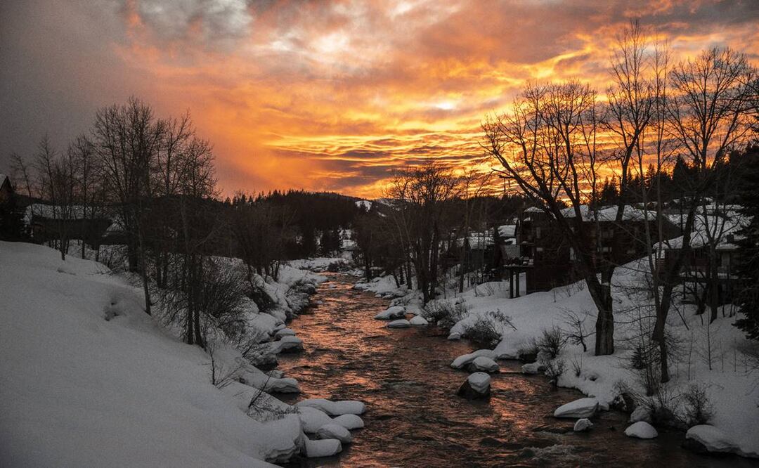 El agua fluye a lo largo del río Truckee, flanqueada por la nieve en las orillas del río durante la puesta de sol en Truckee, California. FOTO: AP