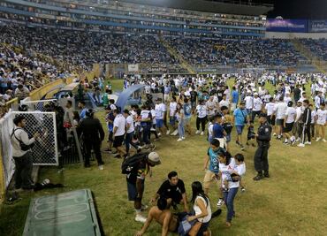 Deja al menos 12 muertos estampida humana en estadio de futbol de El Salvador