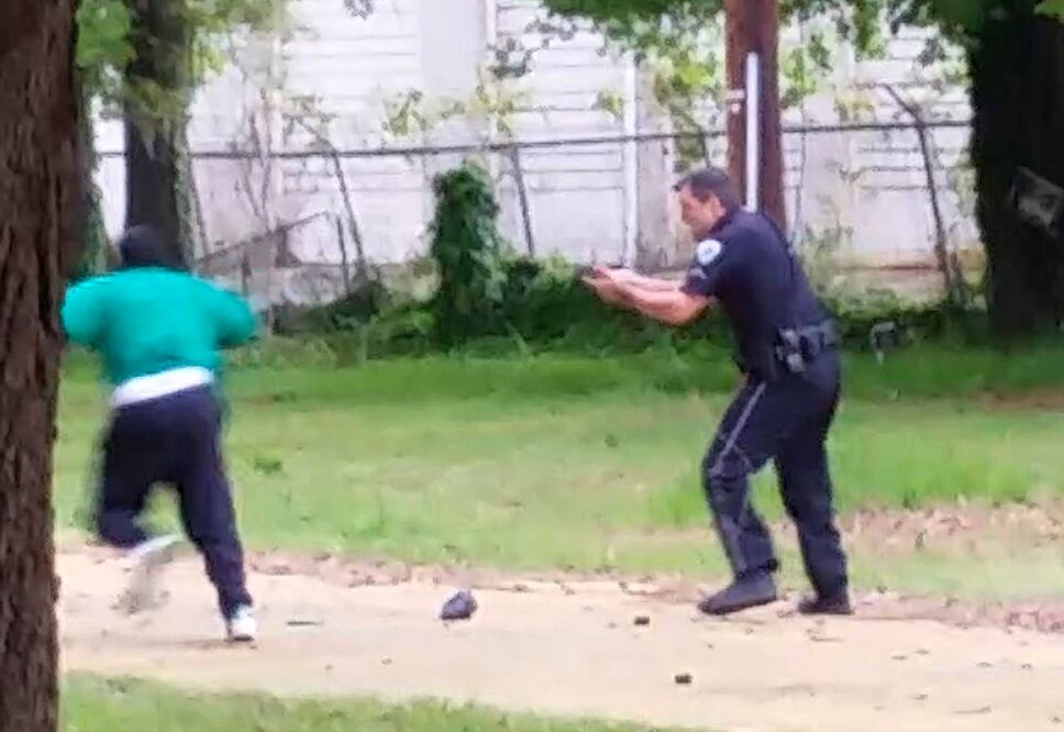 Agente acusado de asesinato tenía queja previa por violencia