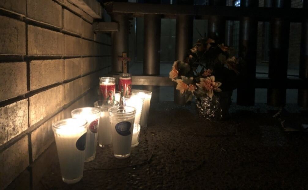 Dejan ofrenda en Colegio Cervantes tras tiroteo 