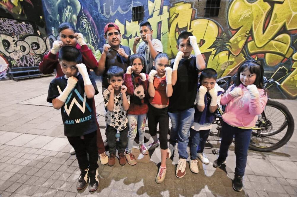 Andrés Rodríguez, también conocido como El taquero bonito, da clases de box a niños para inculcarles el deporte y alejarlos de los vicios. / FOTOS: CARLOS MEJÍA. EL UNIVERSAL