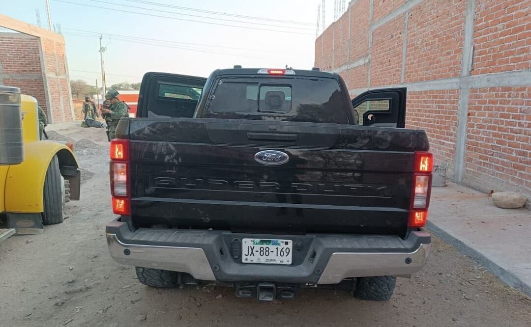 Reportan daños en viviendas, vehículos particulares y en una camioneta de esa célula delictiva. Foto: Especial