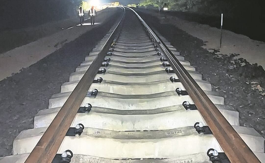Los rieles para las vías del Tren Maya, que tendrá una extensión de mil 554 kilómetros, se instalan incluso de noche, resaltó el presidente Andrés Manuel López Obrador. Foto: Tomada de Twitter