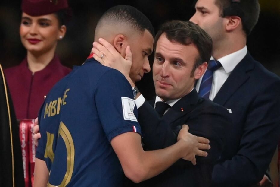 Emmanuel Macron, presidente de Francia, consuela a un abatido Mbappé tras la final del Mundial de Qatar 