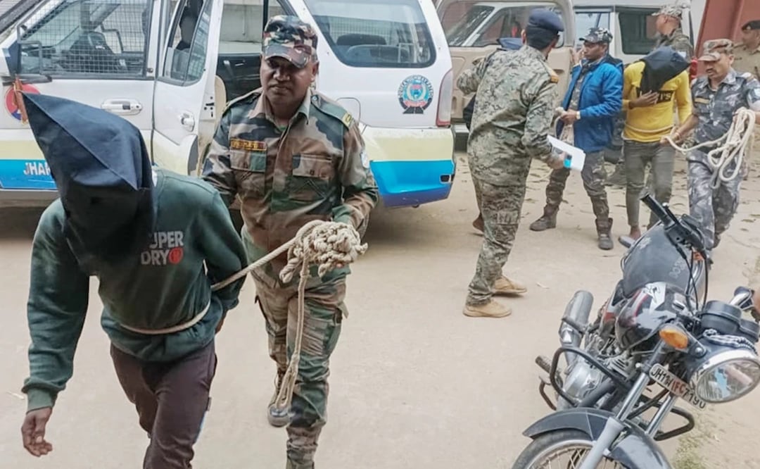 Tres hombres detenidos por la supuesta violación grupal de una turista española son llevados por la policía a la corte de distrito de Dumka, en Dumka, Jharkhand, India, el 4 de marzo de 2024. Foto: AP