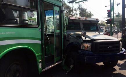 Choca camioneta de valores con trolebús en la Doctores