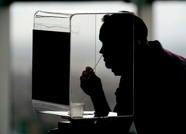 Laboratorio da por error resultado negativo de Covid-19 a casi 900 personas en Australia