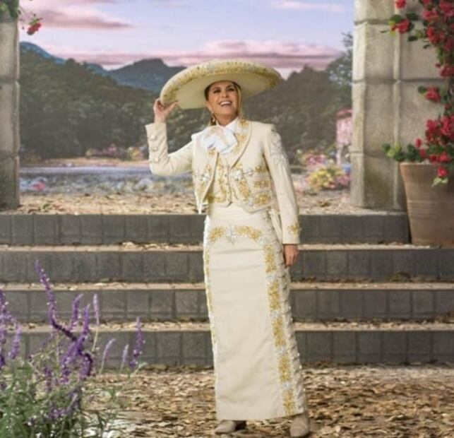 Lucero presume su mini cintura con unos jeans blancos