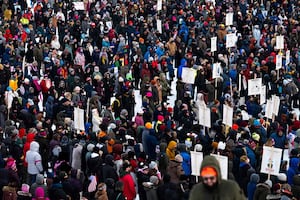 Arrestan a docenas de manifestantes en Minneapolis; protestan a un mes de la muerte de Renee Good 
