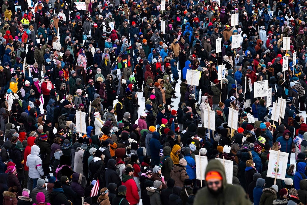 Personas asisten a un servicio público conmemorativo en honor a Renee Good en el Parque Powderhorn el 7 de febrero de 2026 en Minneapolis, Minnesota. Foto: AFP