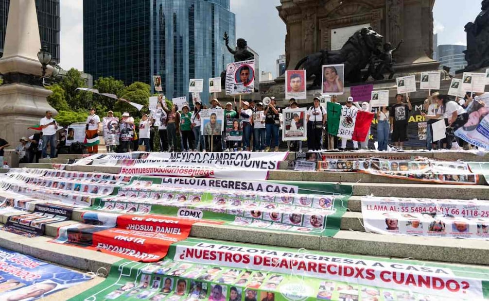 Manifestación de madres buscadoras en el Ángel de la Independencia. Foto: Hugo Salvador / EL UNIVERSAL