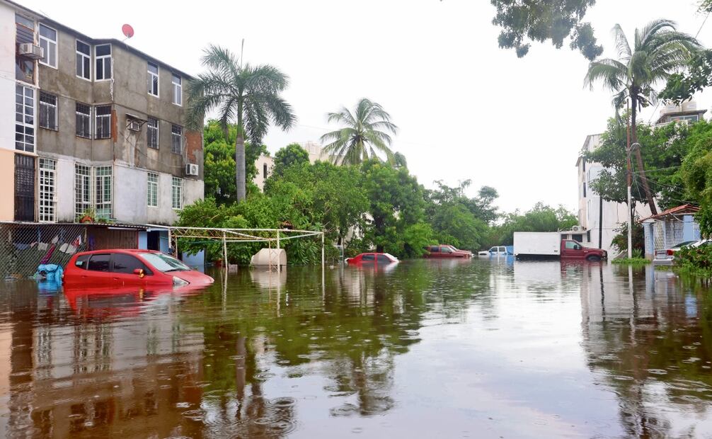 El huracán John dejó en Acapulco autos varados, deslaves, casas bajo el agua y gente trasladándose en lanchas. Foto: Valente Rosas / EL UNIVERSAL