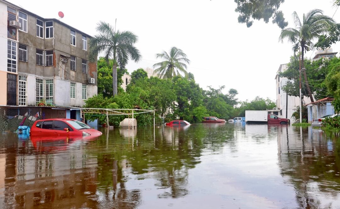 El huracán John dejó en Acapulco autos varados, deslaves, casas bajo el agua y gente trasladándose en lanchas. Foto: Valente Rosas / EL UNIVERSAL