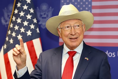 Ken Salazar responde a morenistas; “No me meto en política de México ni voto en sus elecciones”
