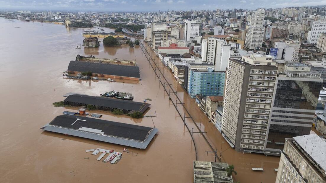 Las devastadoras inundaciones en el sur de Brasil han provocado la muerte de al menos 76 personas. Foto: EFE