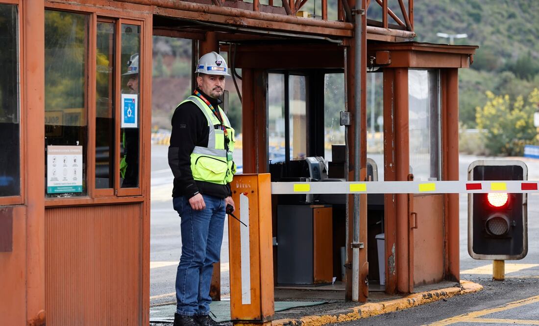 Un hombre custodia el control de acceso Los Maitenes, en la mina El Teniente este sábado, en Rancagua (Chile). Foto: EFE
