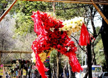 Hacen exhibición de piñatas en avenida Reforma